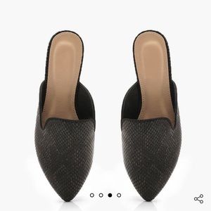 Pointed flat black shoes mules